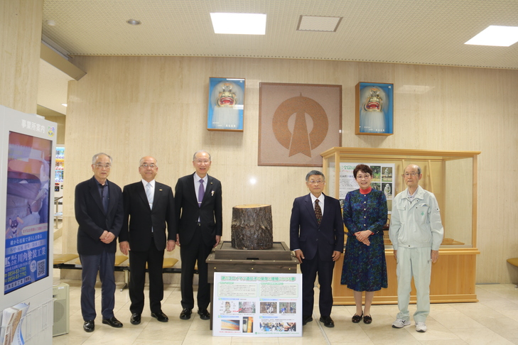 市長、教育長、森林組合の皆さんの集合写真