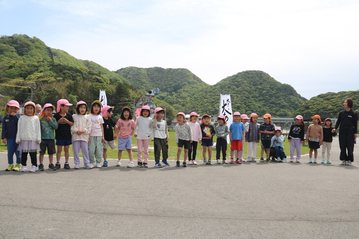 合唱を披露する仁摩保育園の園児たち