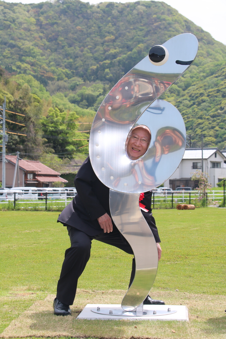 あなごモニュメントの穴から顔を出す市長