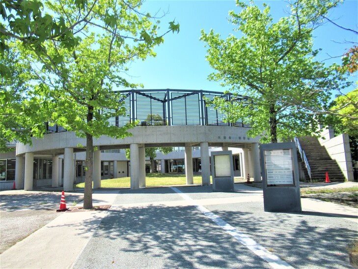 図書館 新緑外観