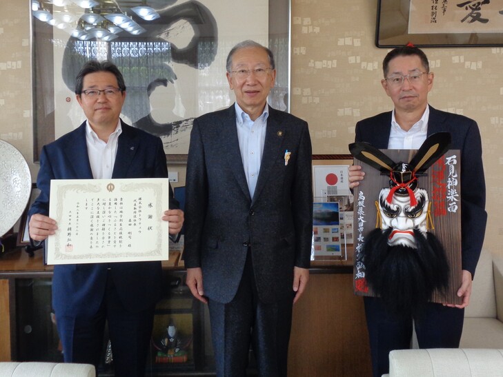 市長と記念撮影をする森田取締役副社長、米田執行役員