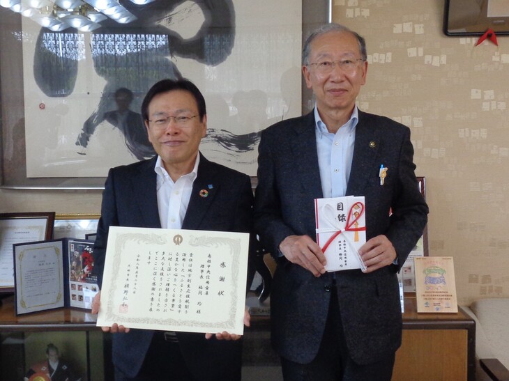 市長と記念撮影をする福間理事長