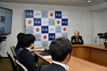 説明する市長