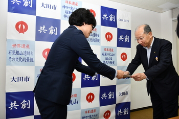 提言書を受け取る市長