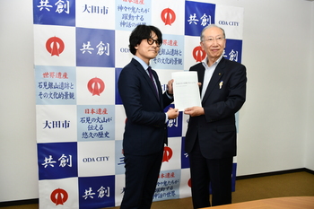 商工会議所青年部の皆さんと記念写真
