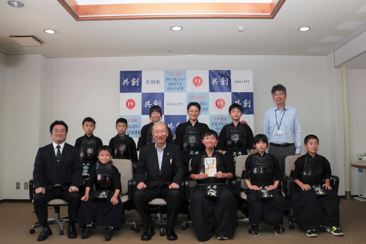 久手町剣道スポーツ少年団の選手と市長の記念写真