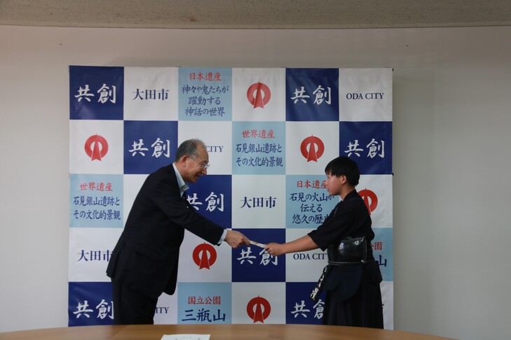 市長から激励金を受け取る大濱さん