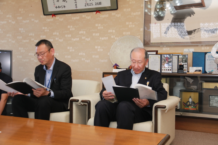 報告書を読む楫野市長