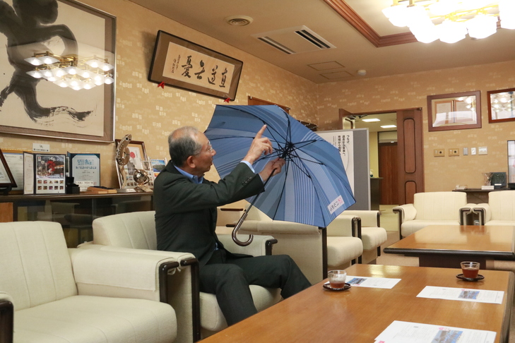実際に傘をさして柄を確認する市長