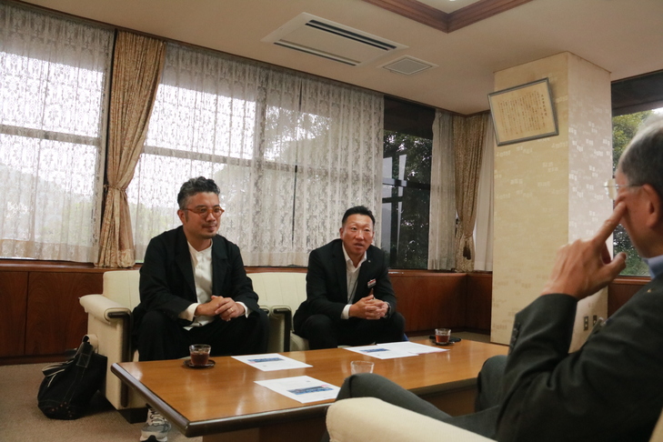 概要を説明する田中支店長と松場代表理事