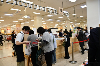 賑わう店内
