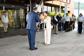 花束を受け取る市長
