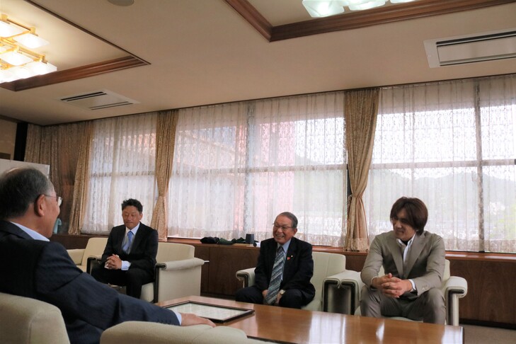市長と話す受賞者の皆さん
