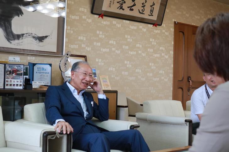 受賞者と話す市長