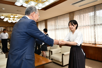 激励金を受け取る小原さん