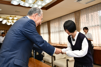 激励金を受け取る中田さん