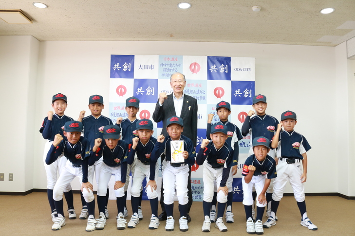 大田東ジュニアベースボールチームの選手と市長の記念写真