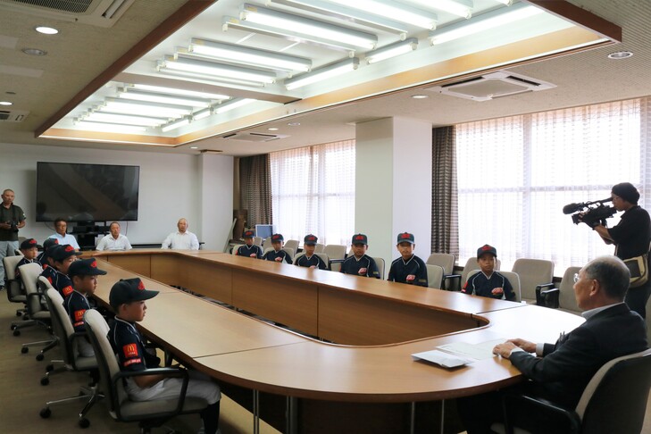 市長と話をする選手たち