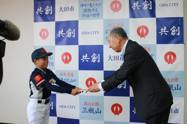 市長から激励金を受け取る濵主将