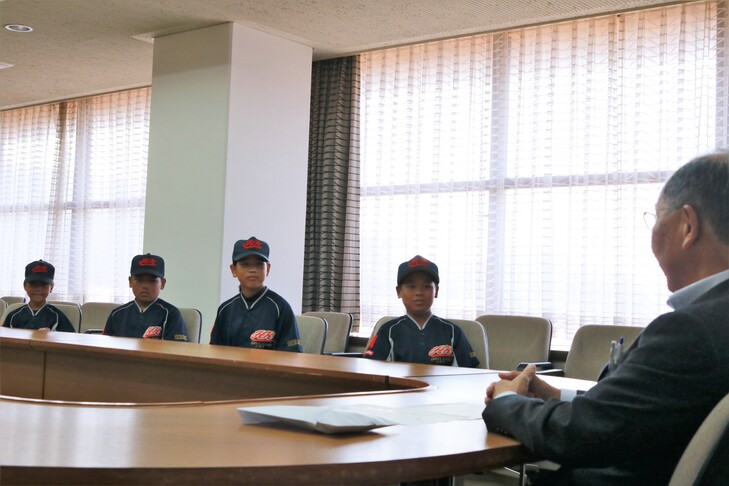 市長と歓談する選手たち