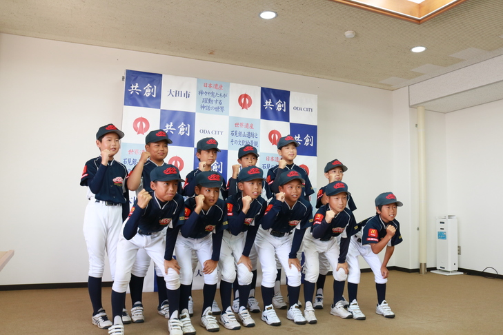 ガッツポーズで意気込む選手たち