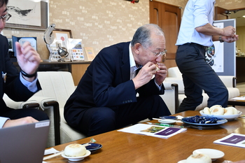 おやきにかぶりつく市長