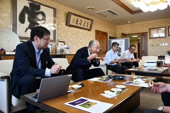 なすの漬物をほおばる市長