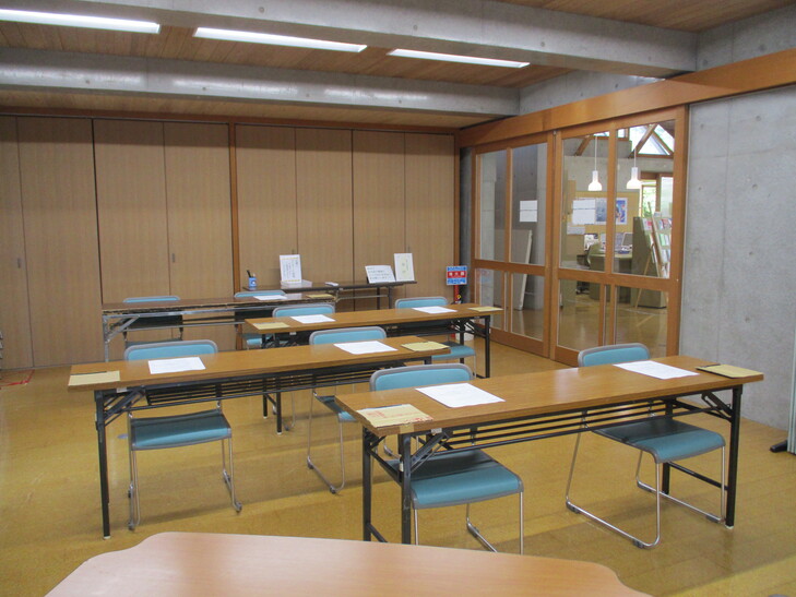 仁摩図書館には美術工作室がありここで行われました。