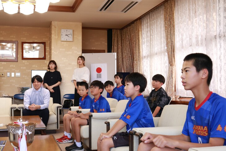 市長と歓談する選手の皆さん