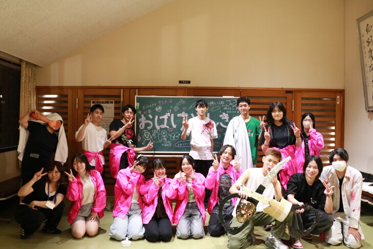 お化け屋敷のスタッフたちの集合写真