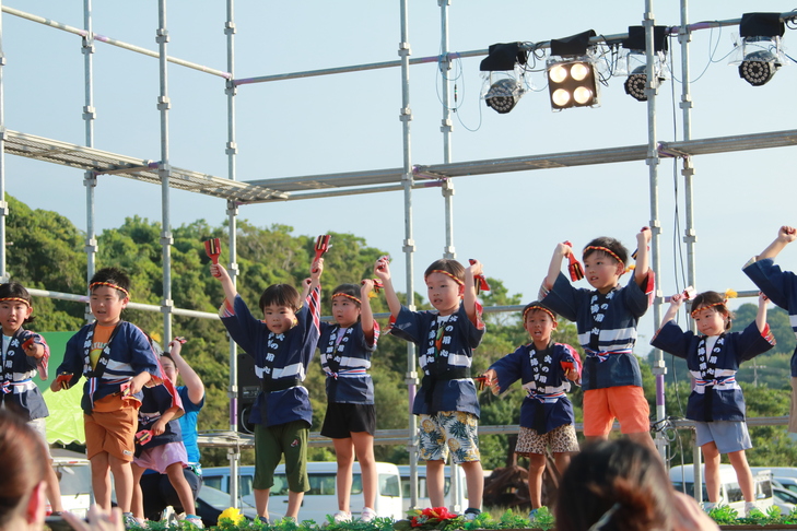 ソーラン節を踊る園児