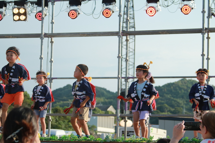 ソーラン節を踊る園児たち