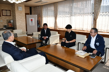 市長の背後から訪問者