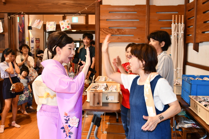 綿貫ゆかさん ハイタッチ