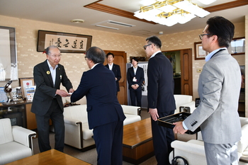 市長目録受け取り