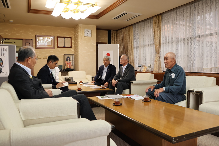 市長と話す山下さんら
