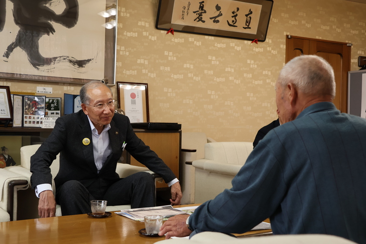 山下さんらと話す市長
