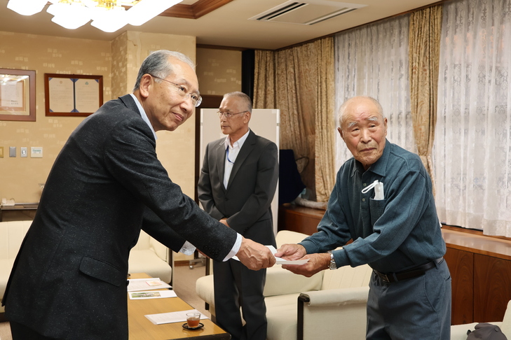 お礼状を渡す市長と受け取る山下さん