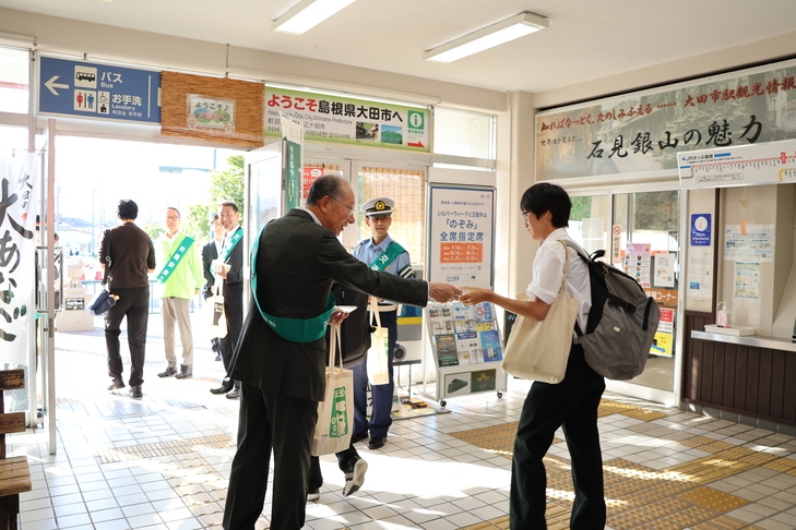 ポケットティッシュを手渡す市長