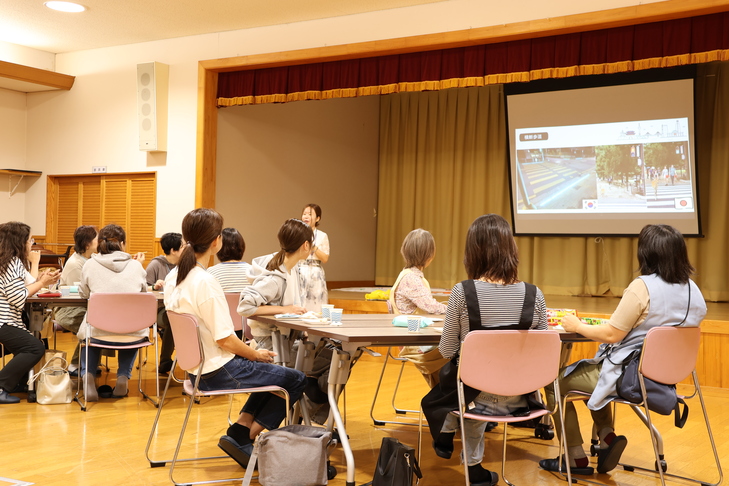韓国の暮らしについて説明するカリンさん