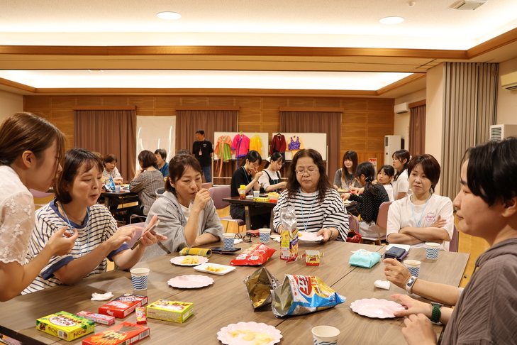 お菓子を食べ比べる参加者