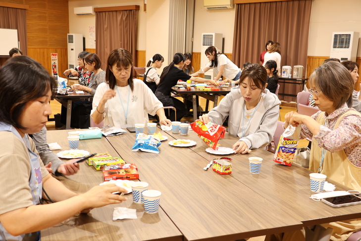 お菓子を食べ比べる参加者