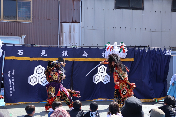土江子ども神楽団の演舞「天神」
