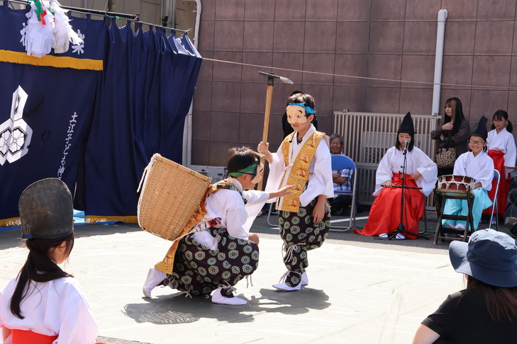 土江子ども神楽団の演舞