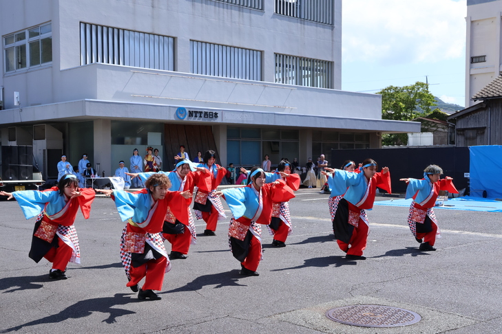 よさこいを踊る人たち