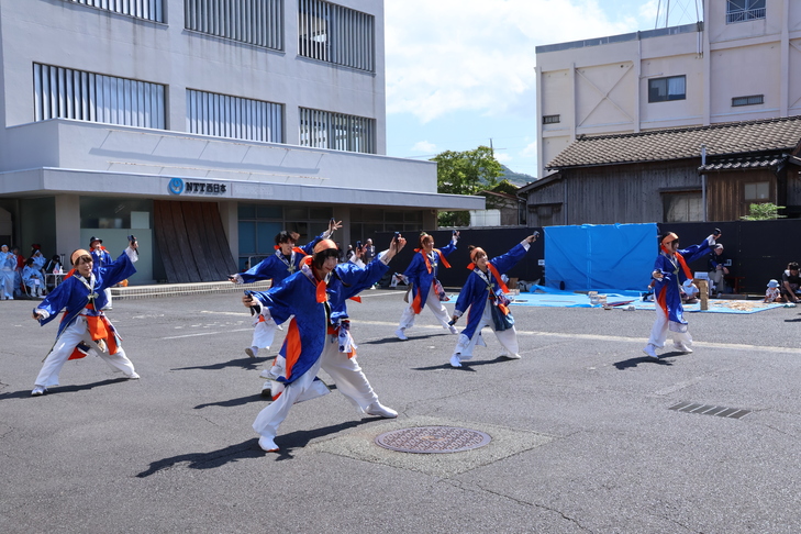 よさこいを踊る人たち