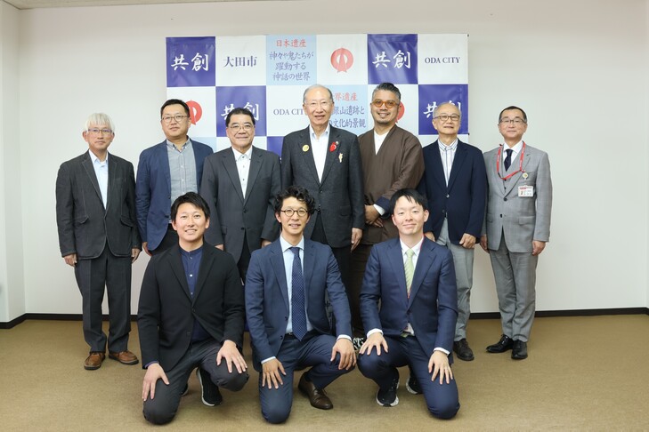 市長と関係者の集合写真