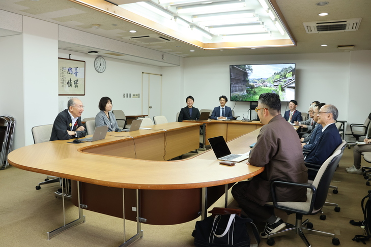 関係者の皆さんと話す市長