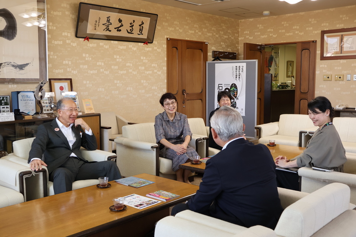 森山会長と吾郷社長と歓談する市長と教育長