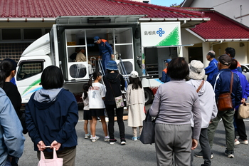 地震体験車をまつ人